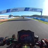 Was die KTM 1290 Superduke R auf Bridgestone in Jerez kann, zeigt uns Andreas Burgschachner eindrucksvoll.